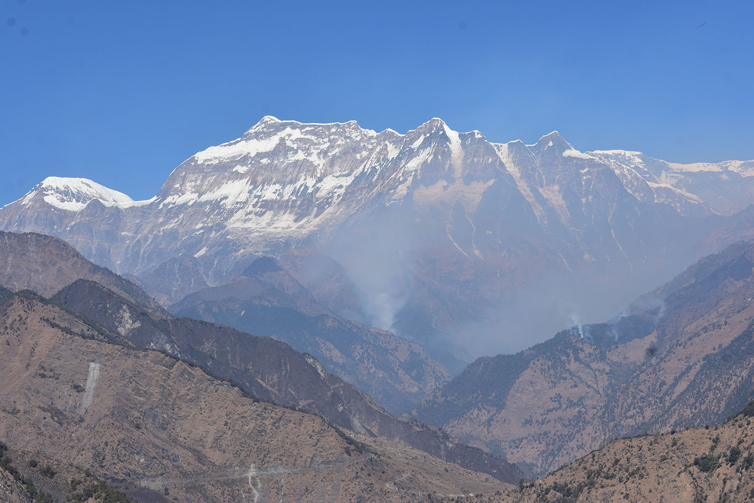 हिउँले छोपिनु पर्ने हिमाली वुक्यानमा दैनिक डढेलो