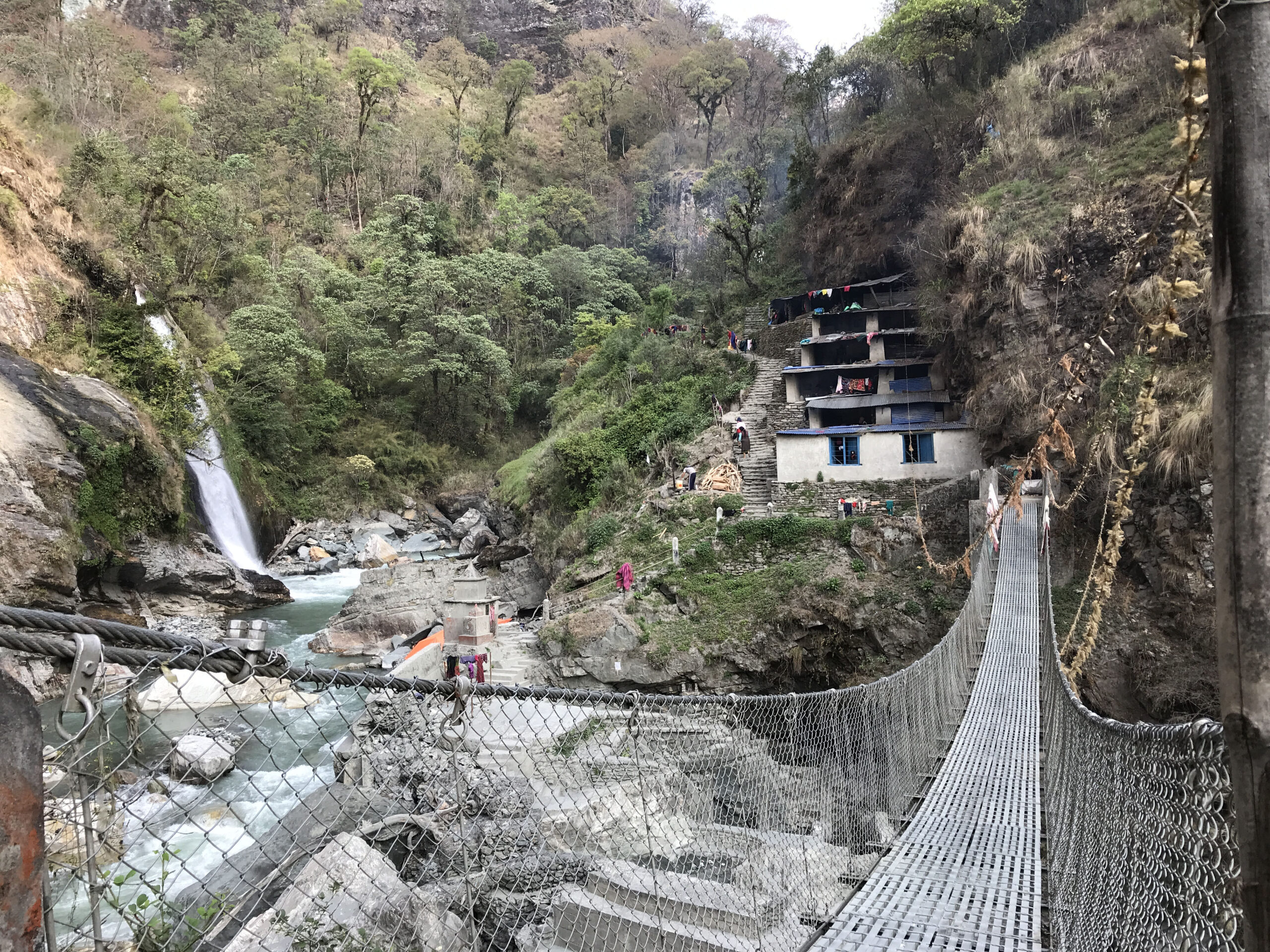 तातोपानीका पोखरीमा विरामीको घुईचो, ओढारमा समेत बास