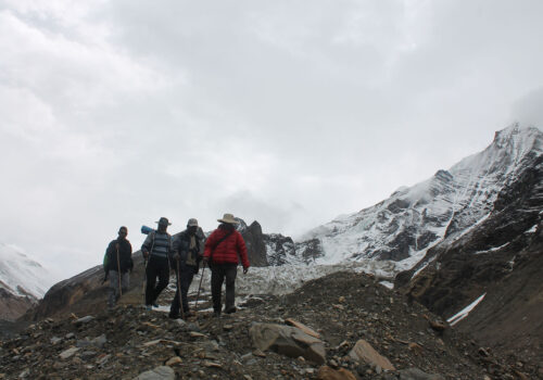 हिमालमा पर्यटकको भीड, पदमार्ग भने सुनसान