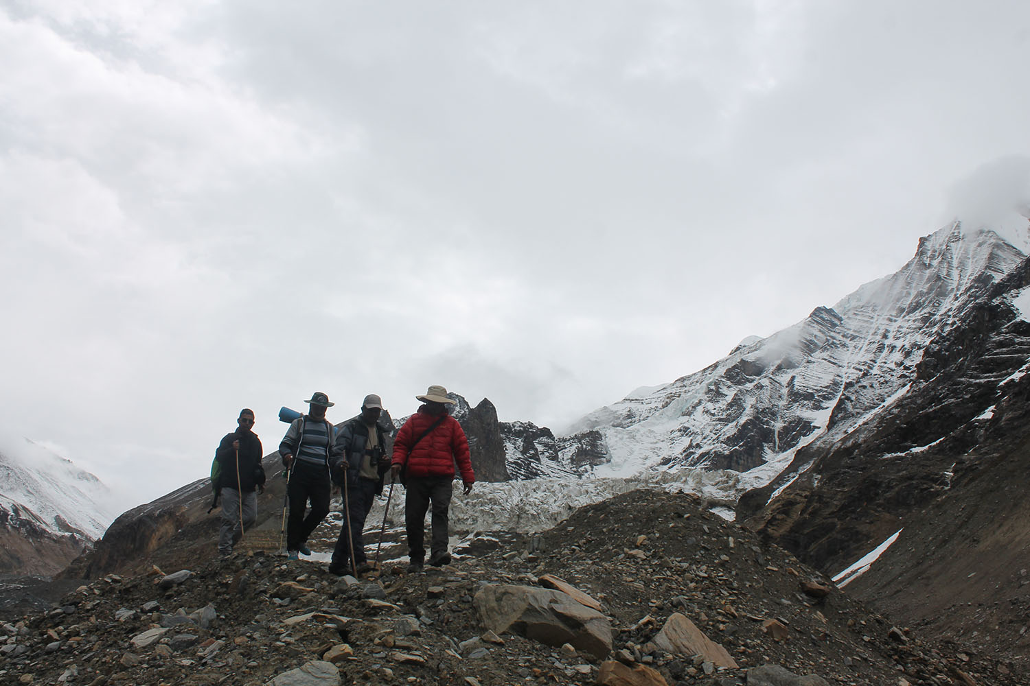 हिमालमा पर्यटकको भीड, पदमार्ग भने सुनसान