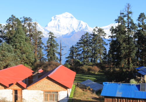 महरे सामुदायीक हाेटलमा खानेपानी समस्या, खच्चडमा बोकेर पर्यटकलाई खुवाईदै