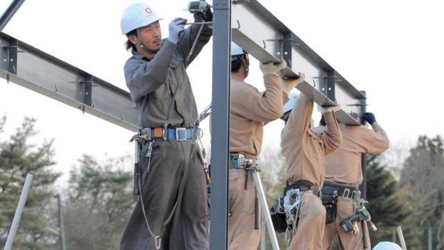 नेपालमा रोजगारी गर्न अाउने विदेशीको संख्या कति ?