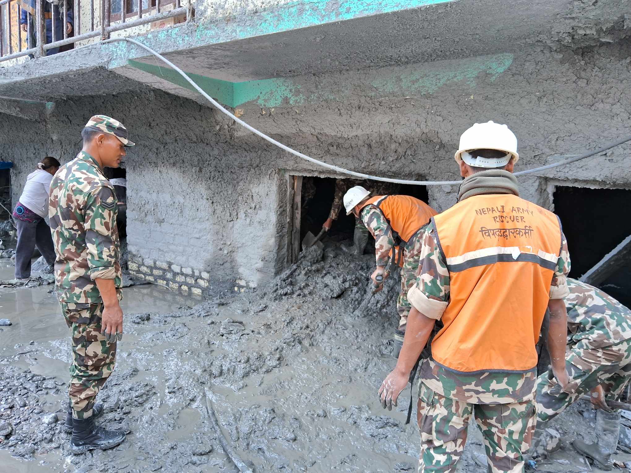 बाढीले पुरेकाे कागवेनीमा खन्दा एक करोड ६५ लाखबढी पैसा भेटियाे