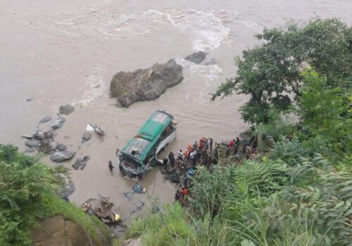 ओभरटेक गर्ने क्रममा त्रिशूलीमा बस खसेको प्रहरी अनुमान (भिडियाे)