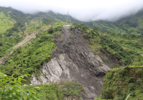 पहिरोको जोखिममा ‘हाइटेन्सन लाइनका टावर’