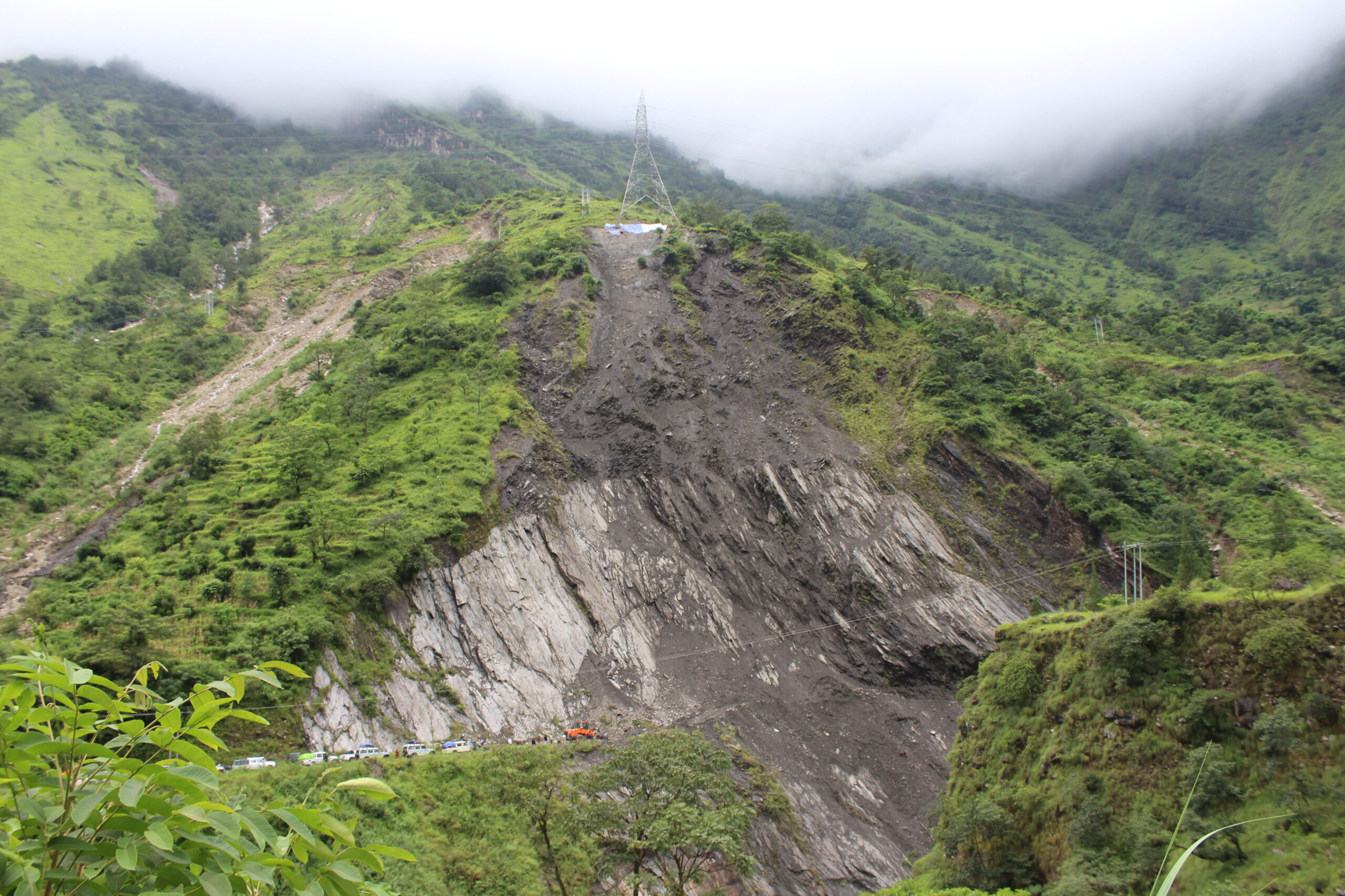 पहिरोको जोखिममा ‘हाइटेन्सन लाइनका टावर’