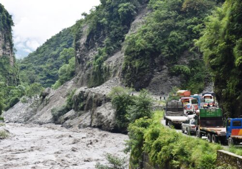 पहिरोले फापरखेत र बैसरीमा यातायात अवरुद्ध