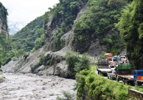 किन जहिल्यै एकै स्थानमा यातायात अवरूद्ध भैरहन्छ ? किन हुँदैन पहिराे राेकथाम ?