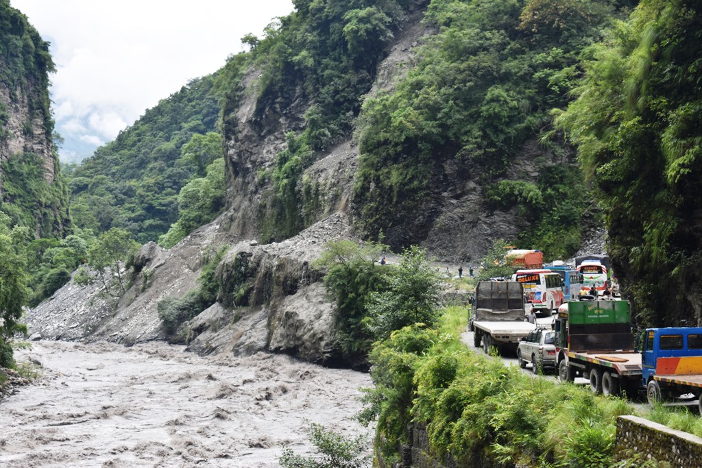 किन जहिल्यै एकै स्थानमा यातायात अवरूद्ध भैरहन्छ ? किन हुँदैन पहिराे राेकथाम ?