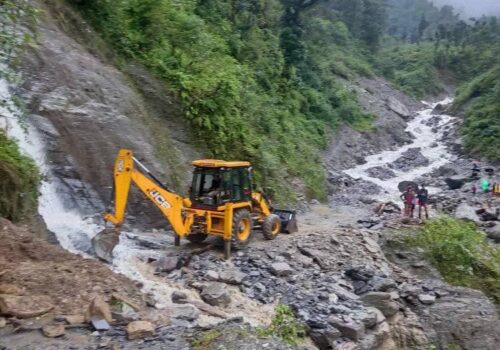 मालिकाकाे रूममा पहिरोमा परी एक यात्रुको मृत्यु