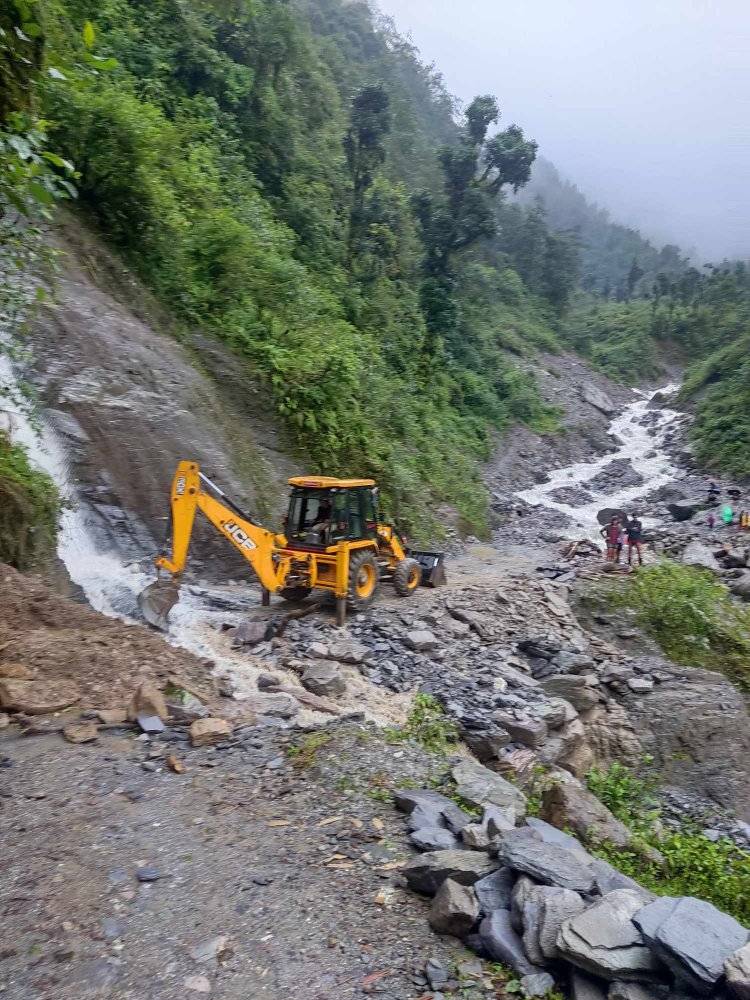 मालिकाकाे रूममा पहिरोमा परी एक यात्रुको मृत्यु