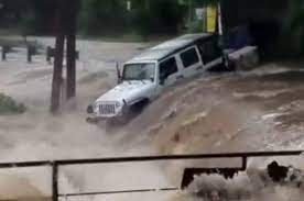 images पर्वतको चुवामा खोलाले जीप बगाउँदा तीन जना बेपत्ता