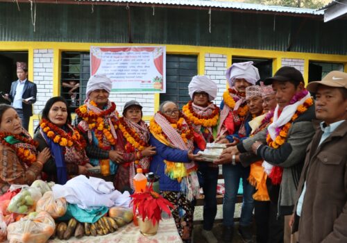 ८४ औं जन्मदिनकाे अवसरमा विद्यालयलाई आर्थिक सहयोग