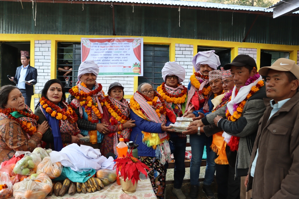 ८४ औं जन्मदिनकाे अवसरमा विद्यालयलाई आर्थिक सहयोग