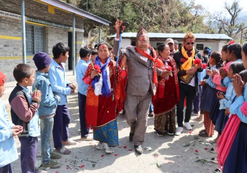 चौरासी पुजाको अवसरमा विद्यालयाई ६ लाख १० हजार आर्थिक सहयोग