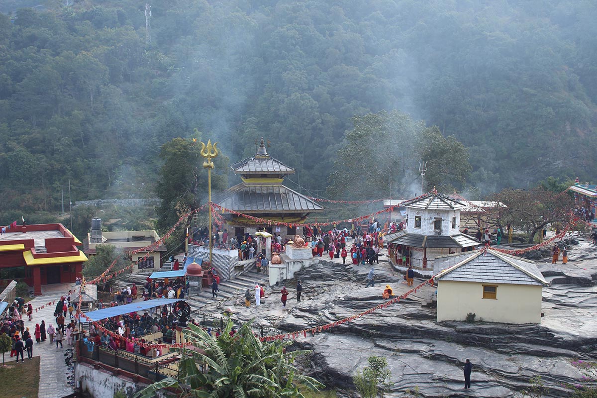 IMG_9271 म्याग्दीको गलेश्वरधाममा विहानै देखी सतवीज छर्नेको भीड
