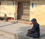 कालीपुल शौचालय सफा गर्ने वृद्ध भन्छन, ‘पेट पाल्नै गार्हाे भो’