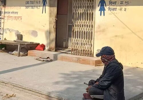 कालीपुल शौचालय सफा गर्ने वृद्ध भन्छन, ‘पेट पाल्नै गार्हाे भो’