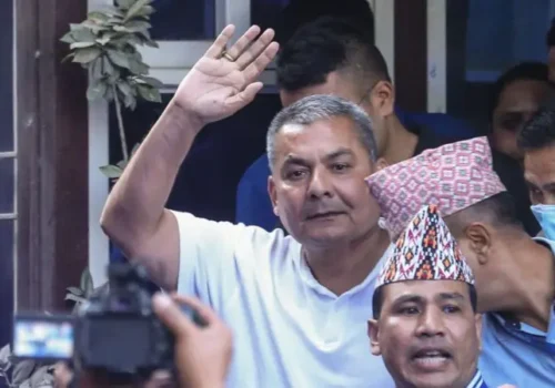 अंगरक्षक दिपक खड्कासहित दुर्गा प्रसाईं पक्राउ, भद्रपुरबाट काठमाण्डाै पुर्याइदै