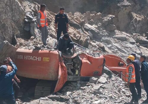 जलविद्युत आयोजनाको सडक खन्ने क्रममा पुरिएर एक्साभेटर चालकको मृत्यु