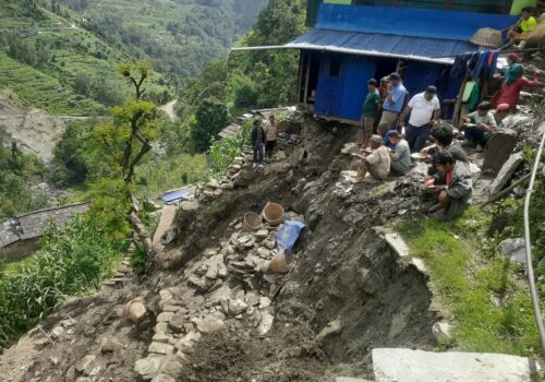 बाढी र पहिरोले चिमखोलामा दुई घरमा क्षति, मनसुनी विपद् सुरूकाे संकेत