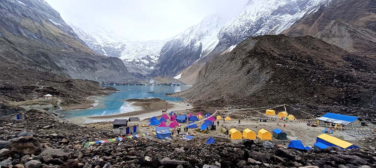 जेठो हिमाल पुग्ने कान्छो पदमार्गमा पर्यटकले गुल्जार, फुतफुते झरना र पञ्चकुण्ड हिमताल प्रमुख अाकर्षण