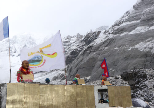 अन्नपूर्ण आधार शिविरमा प्रथम आरोहीहरूको शालिक अनावरण