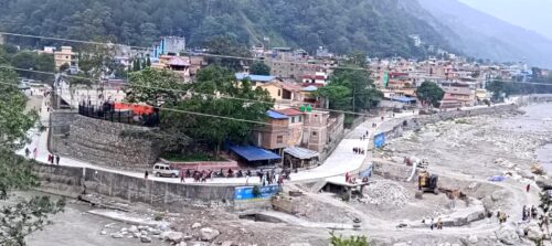 जेखिमयुक्त बेनी संरक्षण गर्न बेनेकाे तटवन्धमाथी चिटिक्क ढलानयुक्त सडक