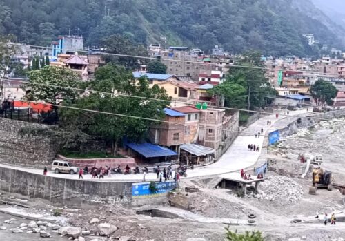 जेखिमयुक्त बेनी संरक्षण गर्न बेनेकाे तटवन्धमाथी चिटिक्क ढलानयुक्त सडक