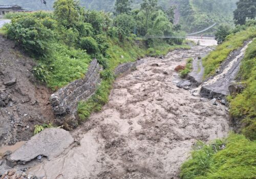 बेनी–दरवाङ सडकमा पहिरोले यातायात अवरुद्ध