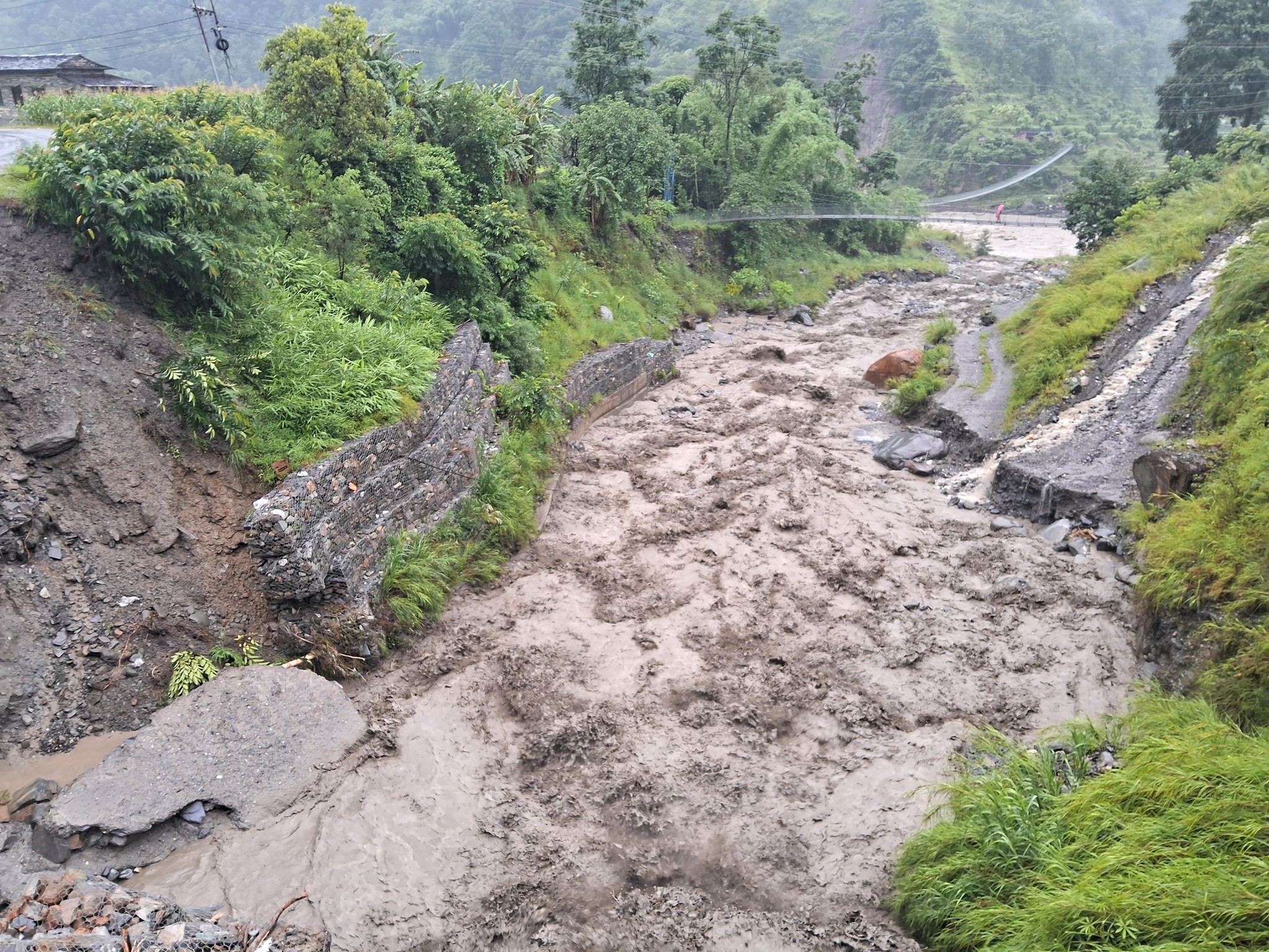 बेनी–दरवाङ सडकमा पहिरोले यातायात अवरुद्ध