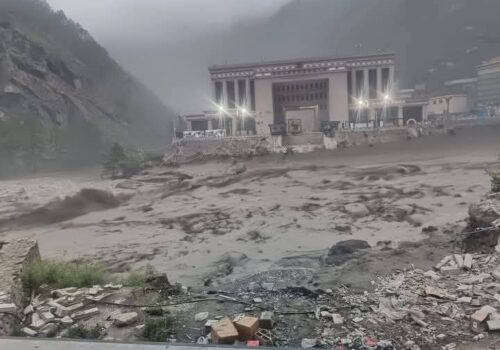 भोटेकोशीमा भीषण बाढी : रसुवागढी नाकाको मितेरी पुल बगायो, १८ जना वेपत्ता, भन्सार कार्यालयको यार्डमा फसेका ९ जनाको सकुसल उद्धार
