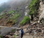 घाेप्टेभिरमा सुख्खा पहिराेले बेनी-जाेमसाेम सडकमा साेझाे यातायात अवरूद्ध