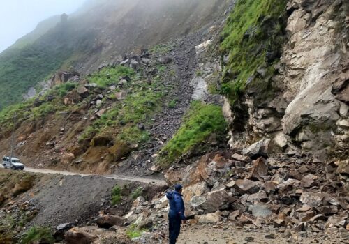 घाेप्टेभिरमा सुख्खा पहिराेले बेनी-जाेमसाेम सडकमा साेझाे यातायात अवरूद्ध
