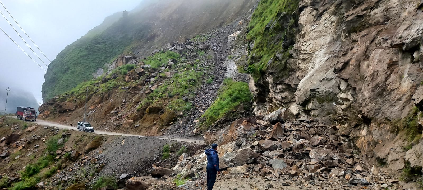 घाेप्टेभिरमा सुख्खा पहिराेले बेनी-जाेमसाेम सडकमा साेझाे यातायात अवरूद्ध