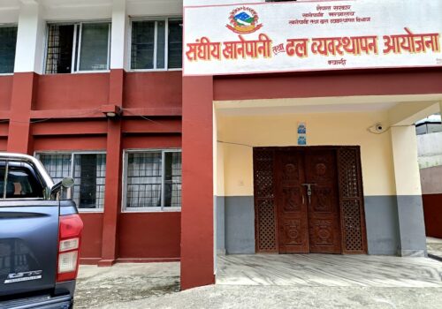 संघिय खानेपानी कार्यालयमा सत्तारुढ दलले लगाए ताला