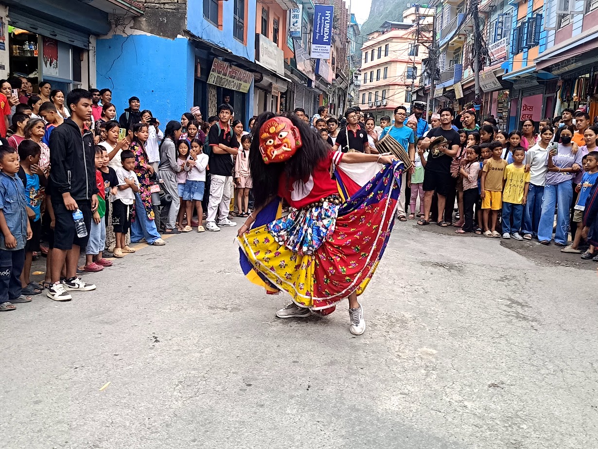 पहाडको खोंचमा जीवित साँस्कृतिक सम्पदाः लाखे नाच