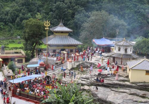 साउने पहिलो सोमबार गलेश्वरमा भक्तजनको घुइँचो