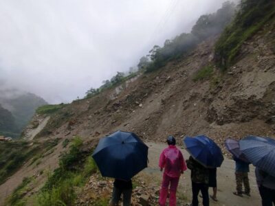 विद्यार्थी अाउने बाटाेमा पहिराे झरेपछि विद्यालय विदा