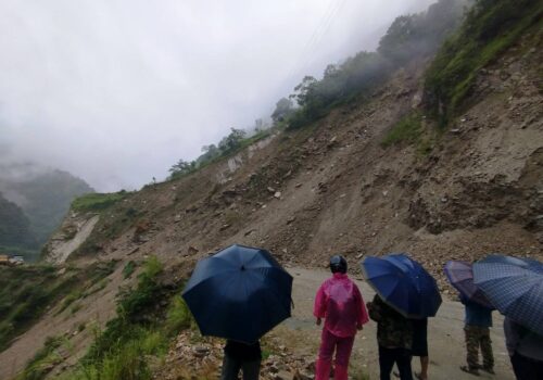 विद्यार्थी अाउने बाटाेमा पहिराे झरेपछि विद्यालय विदा