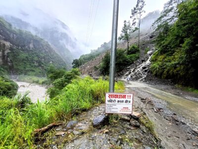 बेनी–जोमसोम सडकको बैसरी र दाना तथा म्याग्दीतर्फ फापरखेत पहिरोले यातायात अवरुद्ध