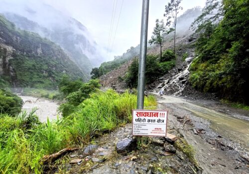 बेनी–जोमसोम सडकको बैसरी र दाना तथा म्याग्दीतर्फ फापरखेत पहिरोले यातायात अवरुद्ध