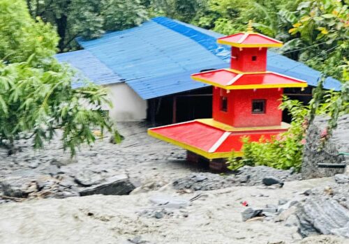 सिङ्गा तातोपानीमा बाढी, एक रेष्टुरेन्ट बगायो