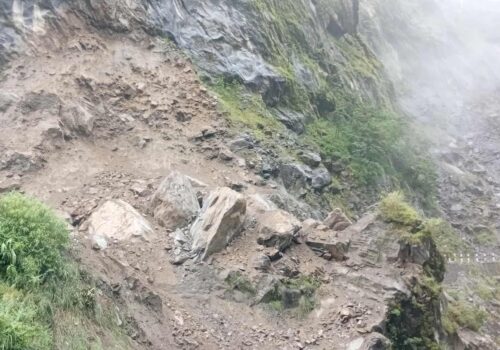 बाँदरजुँगभीरमा पहिरो, बेनी–जोमसोम सडकमा यातायात पूर्ण अवरुद्ध