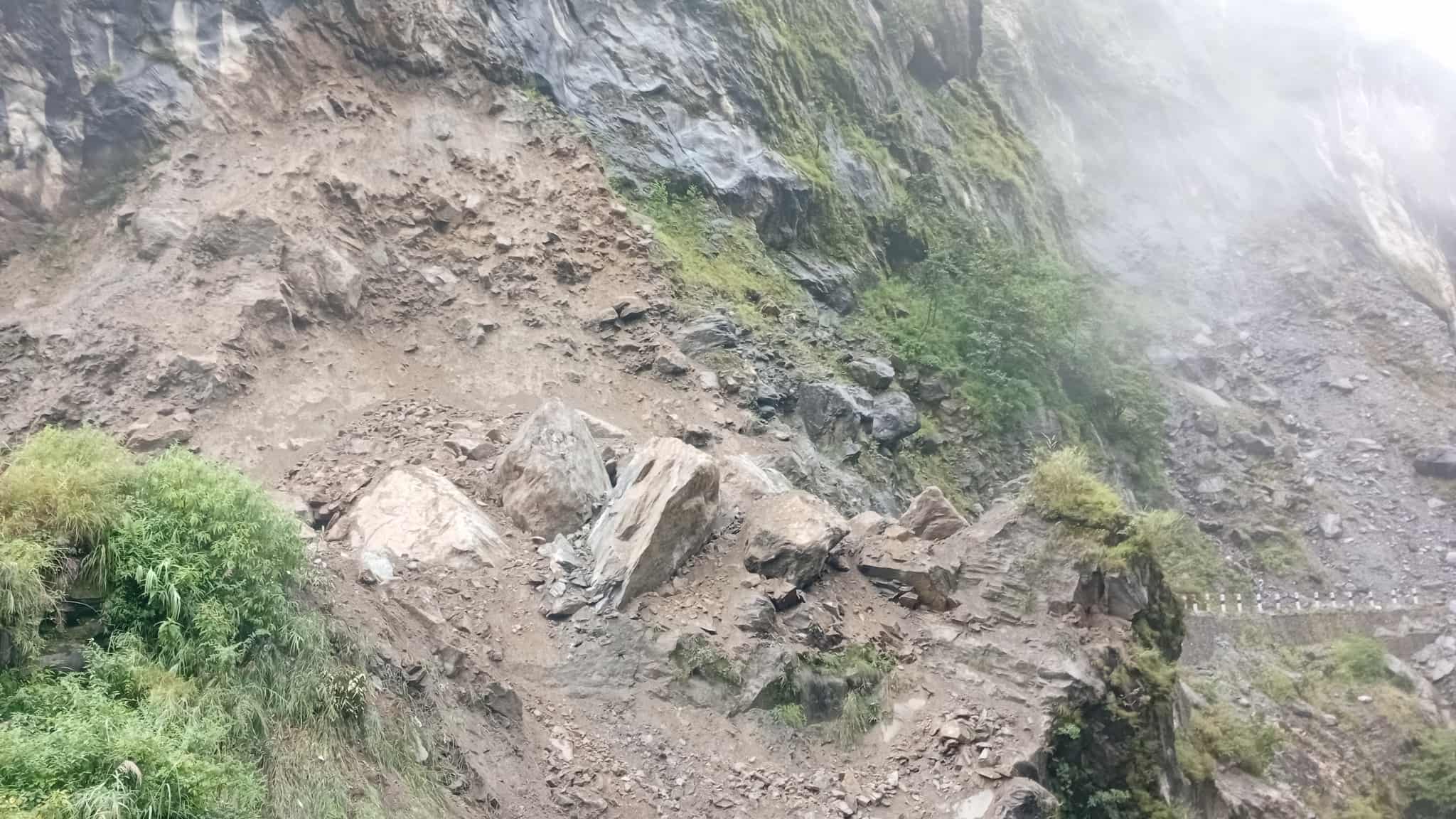 बाँदरजुँगभीरमा पहिरो, बेनी–जोमसोम सडकमा यातायात पूर्ण अवरुद्ध