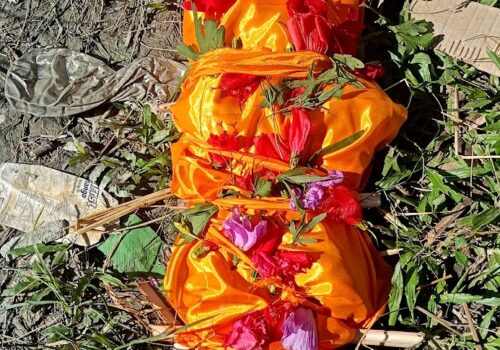 ९ वर्षे वालकले कुशको मुर्तिलाई बाबा सम्झदै गरे दाहसंस्कार