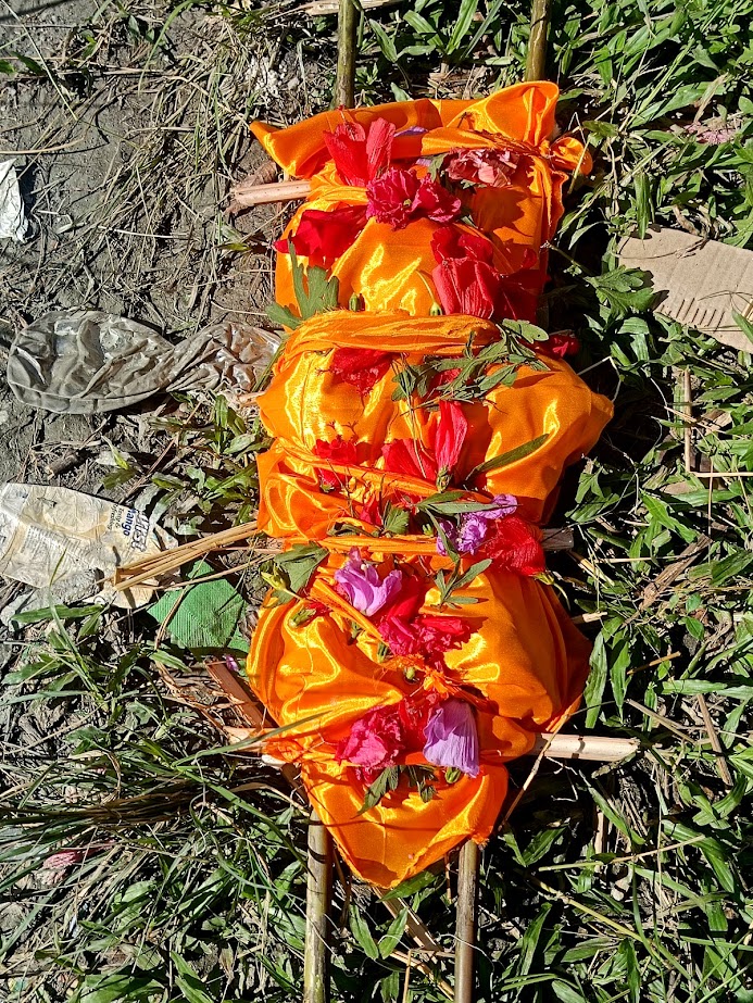 ९ वर्षे वालकले कुशको मुर्तिलाई बाबा सम्झदै गरे दाहसंस्कार