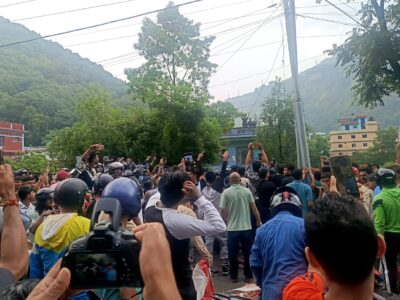 म्याग्दीमा पनि प्रर्दशन, पार्टी कार्यालयहरुमा तोडफोड