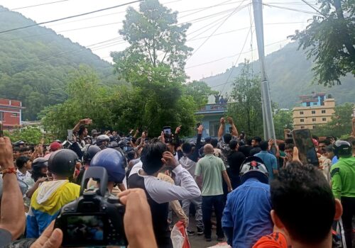 म्याग्दीमा पनि प्रर्दशन, पार्टी कार्यालयहरुमा तोडफोड