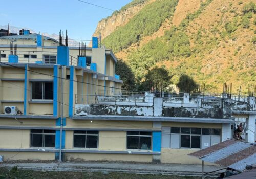 एक दशकदेखी बेनी अस्पताल भवन अधकल्चो, डाक्टर नहुँदा शल्यक्रिया सेवा ठप्प, प्राकृतिक चिकित्सालय पनि अलपत्र